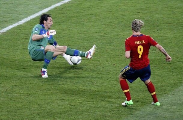 Vào sân thay Fabregas, Torres đã ghi bàn nâng tỷ số lên 3-0.